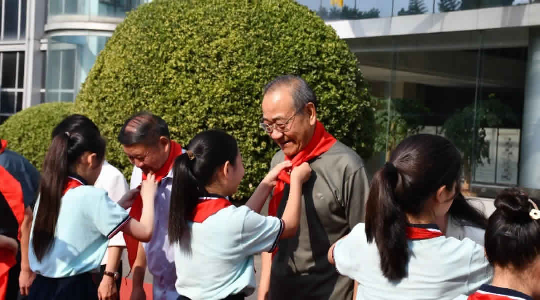 捐赠助学献爱心 奉献社会显担当